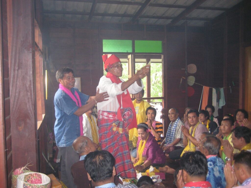 การประกอบพิธิกรรมเซ่นไหว้ผีมอญ 