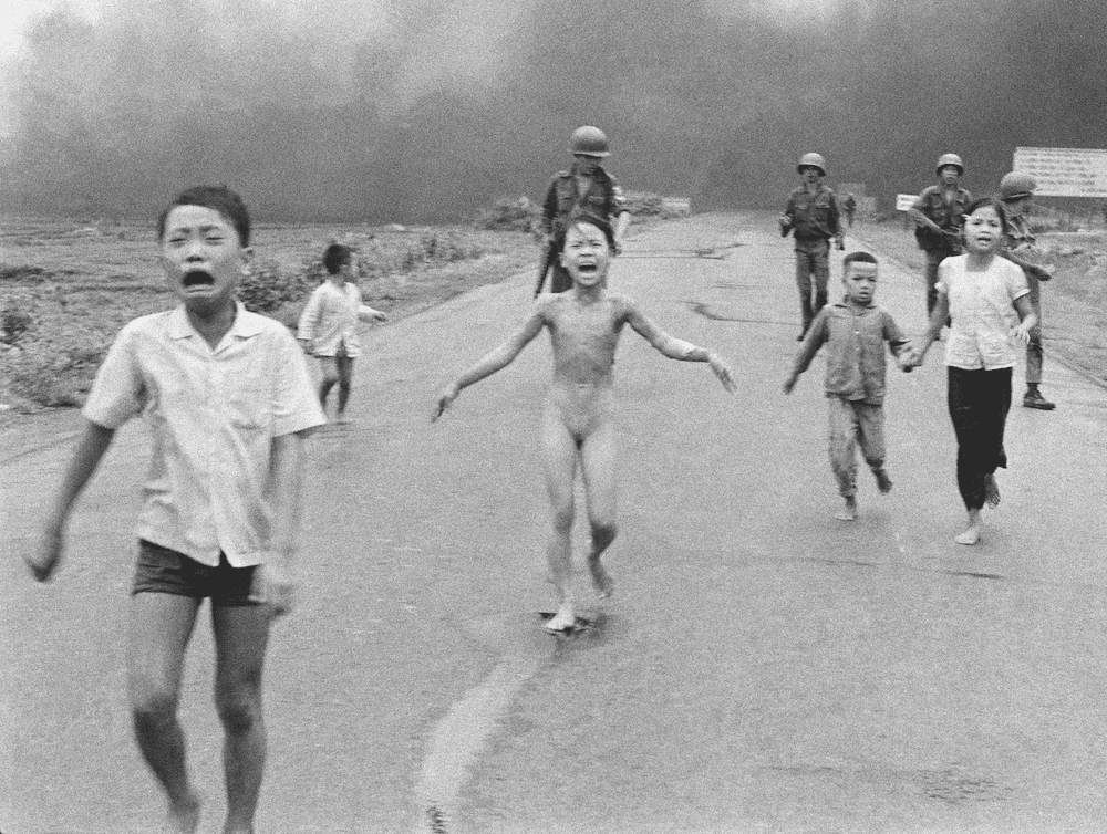 ภาพประวัติศาสตร์เหตุการณ์ Napalm Girl แรงบันดาลใจของท่าวิ่งใน weapons 