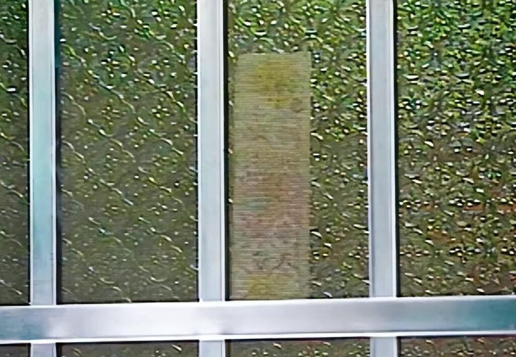 รอบบ้านที่ถูกปิดด้วยผ้ายันต์